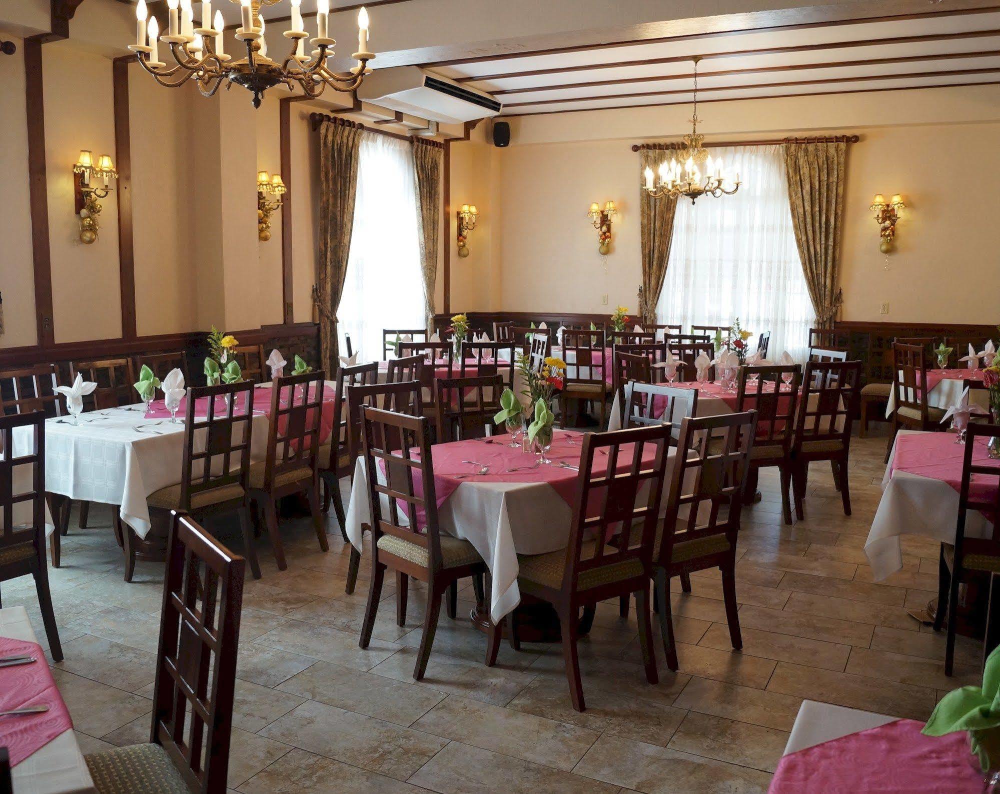 Four Seasons Hotel Кингстън Екстериор снимка